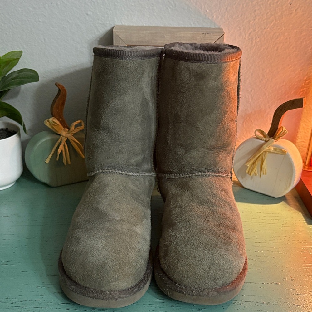 UGG Gray Classic Short Boots SZ 7 box 162